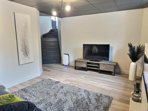 Salle familiale - 1025 Ch. Du Vieux-Fort, Duhamel-Ouest, QC - Indoor