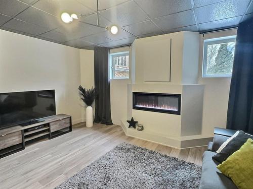 Salle familiale - 1025 Ch. Du Vieux-Fort, Duhamel-Ouest, QC - Indoor Photo Showing Living Room With Fireplace