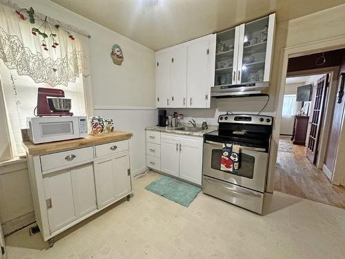 727 Brodie Street N, Thunder Bay, ON - Indoor Photo Showing Kitchen