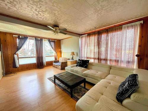 43 Stevens Avenue, Marathon, ON - Indoor Photo Showing Living Room