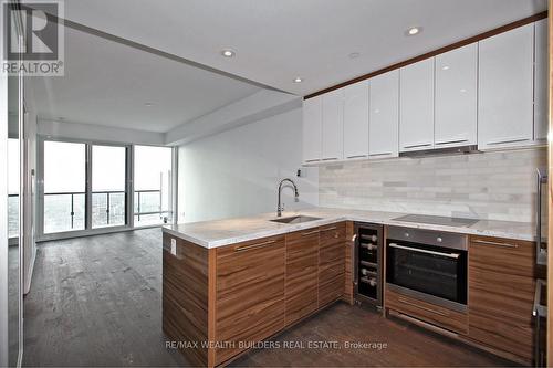 3811 - 488 University Avenue, Toronto, ON - Indoor