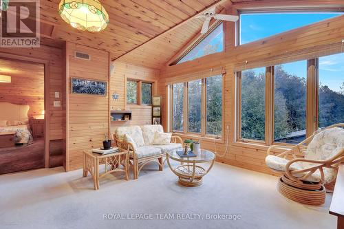 1 Lucas Lane, Ottawa, ON - Indoor Photo Showing Living Room