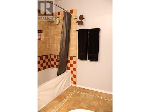 501 8Th Street S, Golden, BC - Indoor Photo Showing Bathroom