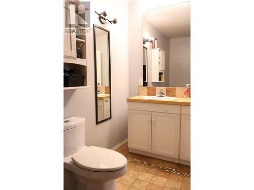 501 8Th Street S, Golden, BC - Indoor Photo Showing Bathroom