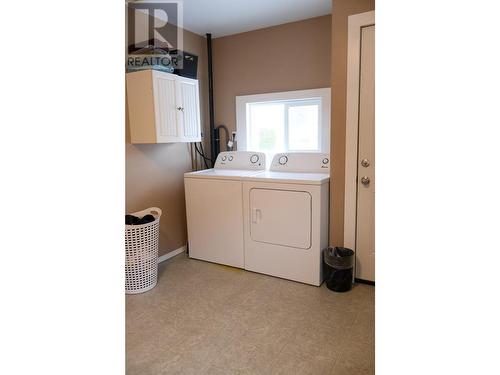 501 8Th Street S, Golden, BC - Indoor Photo Showing Laundry Room