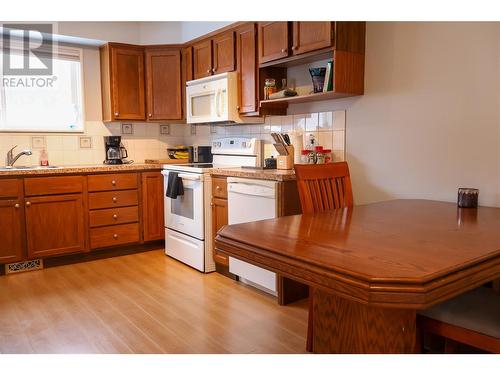 501 8Th Street S, Golden, BC - Indoor Photo Showing Kitchen