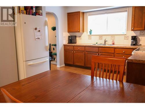 501 8Th Street S, Golden, BC - Indoor Photo Showing Kitchen With Double Sink