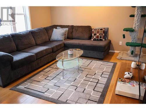 501 8Th Street S, Golden, BC - Indoor Photo Showing Living Room