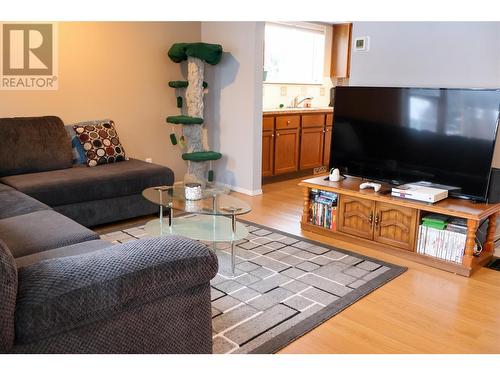 501 8Th Street S, Golden, BC - Indoor Photo Showing Living Room