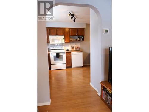 501 8Th Street S, Golden, BC - Indoor Photo Showing Kitchen