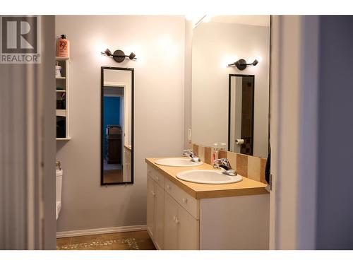 501 8Th Street S, Golden, BC - Indoor Photo Showing Bathroom