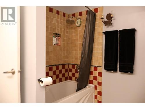 501 8Th Street S, Golden, BC - Indoor Photo Showing Bathroom