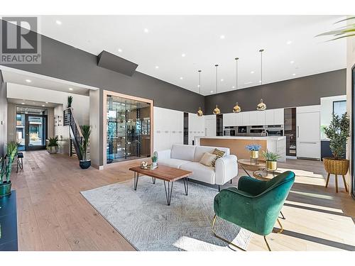 10218 Beacon Hill Drive, Lake Country, BC - Indoor Photo Showing Living Room