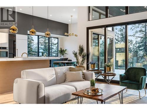 10218 Beacon Hill Drive, Lake Country, BC - Indoor Photo Showing Living Room