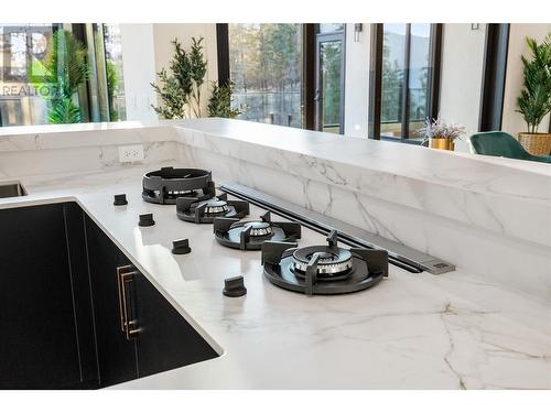 10218 Beacon Hill Drive, Lake Country, BC - Indoor Photo Showing Kitchen With Double Sink