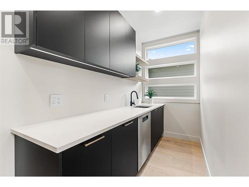 10218 Beacon Hill Drive, Lake Country, BC - Indoor Photo Showing Kitchen