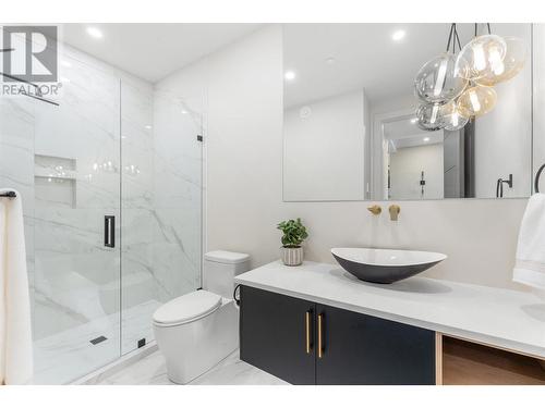 10218 Beacon Hill Drive, Lake Country, BC - Indoor Photo Showing Bathroom