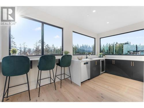 10218 Beacon Hill Drive, Lake Country, BC - Indoor Photo Showing Kitchen