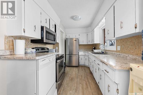 35 Hawkes Avenue, Regina, SK - Indoor Photo Showing Kitchen With Double Sink With Upgraded Kitchen