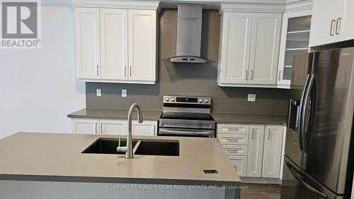 9278 Griffon Street, Niagara Falls, ON - Indoor Photo Showing Kitchen With Double Sink With Upgraded Kitchen