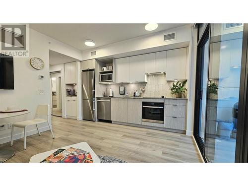 1488 Bertram Street Unit# 1301, Kelowna, BC - Indoor Photo Showing Kitchen With Upgraded Kitchen