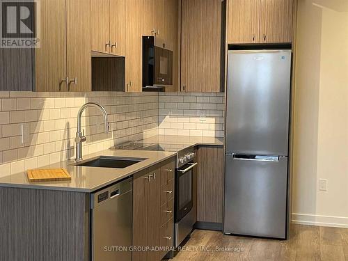 1004 - 15 Wellington Street, Kitchener, ON - Indoor Photo Showing Kitchen