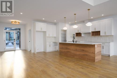 2106 Linfield Drive, Kamloops, BC - Indoor Photo Showing Kitchen With Upgraded Kitchen