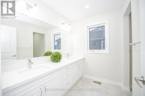 252 Shady Glen Crescent, Kitchener, ON - Indoor Photo Showing Bathroom