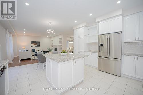 252 Shady Glen Crescent, Kitchener, ON - Indoor Photo Showing Kitchen With Upgraded Kitchen