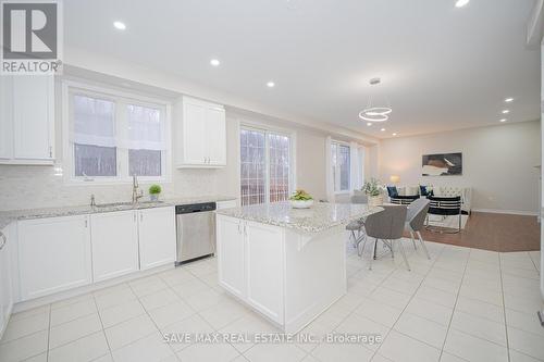 252 Shady Glen Crescent, Kitchener, ON - Indoor Photo Showing Kitchen With Upgraded Kitchen