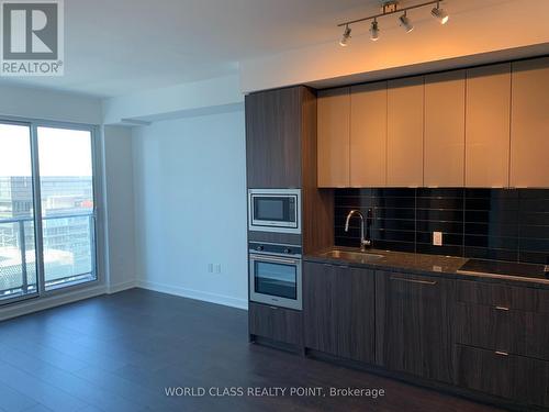 4706 - 115 Blue Jays Way, Toronto, ON - Indoor Photo Showing Kitchen