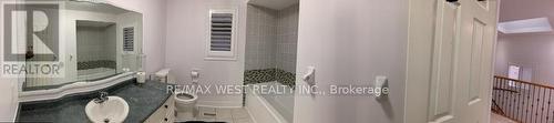 7340 Zinnia Place, Mississauga, ON - Indoor Photo Showing Bathroom