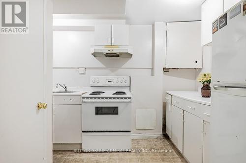 52 New Seabury Drive, Vaughan, ON - Indoor Photo Showing Kitchen