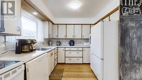 25 Fraser Avenue, Brampton, ON - Indoor Photo Showing Kitchen