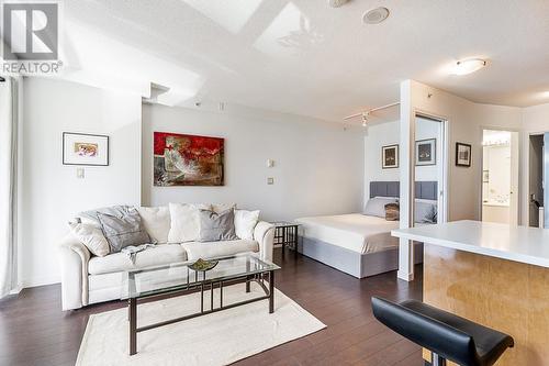 1710 939 Homer Street, Vancouver, BC - Indoor Photo Showing Living Room