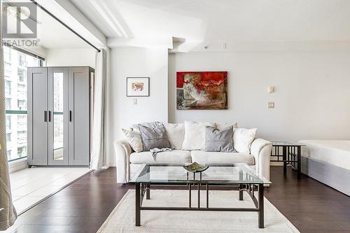 1710 939 Homer Street, Vancouver, BC - Indoor Photo Showing Living Room