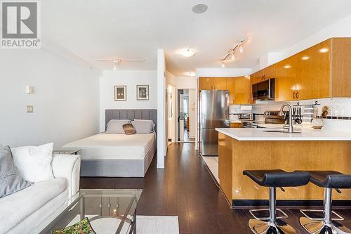 1710 939 Homer Street, Vancouver, BC - Indoor Photo Showing Kitchen