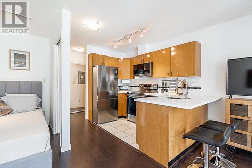 1710 939 Homer Street, Vancouver, BC - Indoor Photo Showing Kitchen