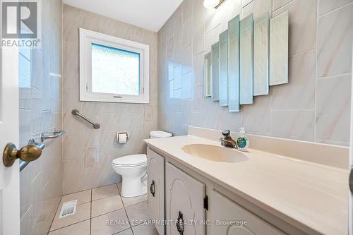 1281 Abbey Court, Burlington, ON - Indoor Photo Showing Bathroom