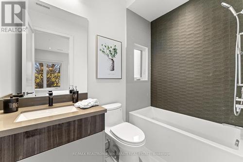 8 Ravenscroft Circle, Toronto, ON - Indoor Photo Showing Bathroom