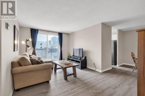 309 - 50 Burnside Avenue, Ottawa, ON - Indoor Photo Showing Living Room