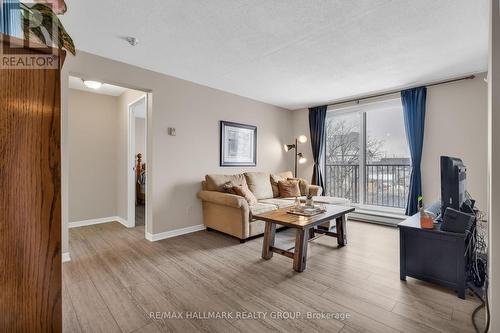 309 - 50 Burnside Avenue, Ottawa, ON - Indoor Photo Showing Living Room