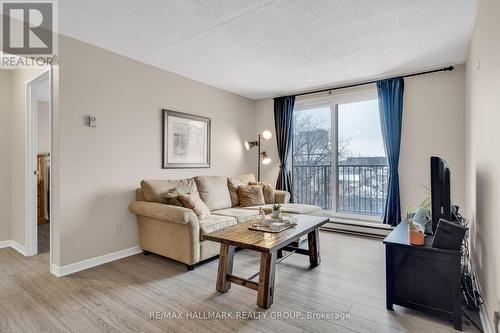 309 - 50 Burnside Avenue, Ottawa, ON - Indoor Photo Showing Living Room