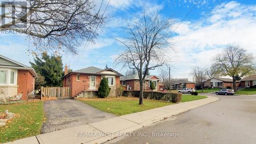 15 Darcy Court, Hamilton, ON - Outdoor With Facade