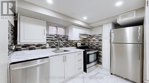 15 Darcy Court, Hamilton, ON - Indoor Photo Showing Kitchen With Stainless Steel Kitchen With Upgraded Kitchen