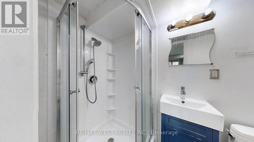 15 Darcy Court, Hamilton, ON - Indoor Photo Showing Bathroom