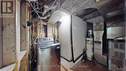 15 Darcy Court, Hamilton, ON - Indoor Photo Showing Laundry Room