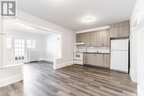 15 Ontario Avenue, Hamilton, ON - Indoor Photo Showing Kitchen