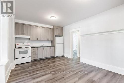 15 Ontario Avenue, Hamilton, ON - Indoor Photo Showing Kitchen