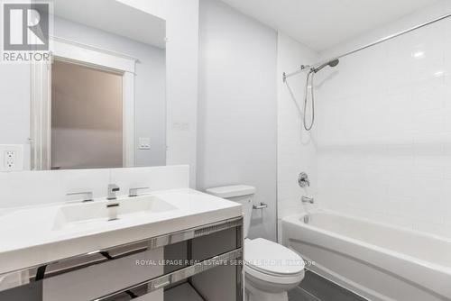 15 Ontario Avenue, Hamilton, ON - Indoor Photo Showing Bathroom